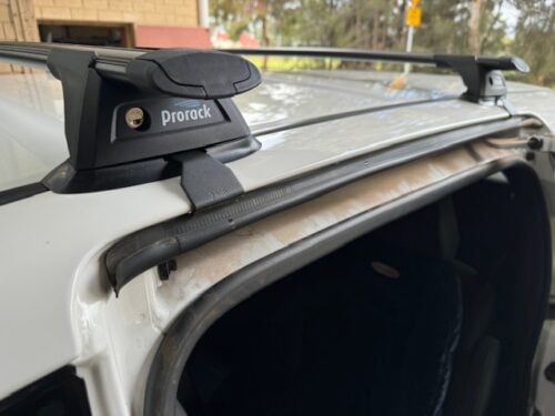 Toyota Tarago Sept 1990 - Jun 2000 (Naked Roof) Yakima Black Through Bars (S16YB/K309) - Image 8