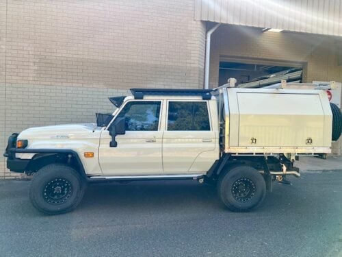Toyota 70-79 Series Landcruiser (with factory snorkel) Black Windscreen Stone Guard & Mesh Sunvisor Bundle - Image 20