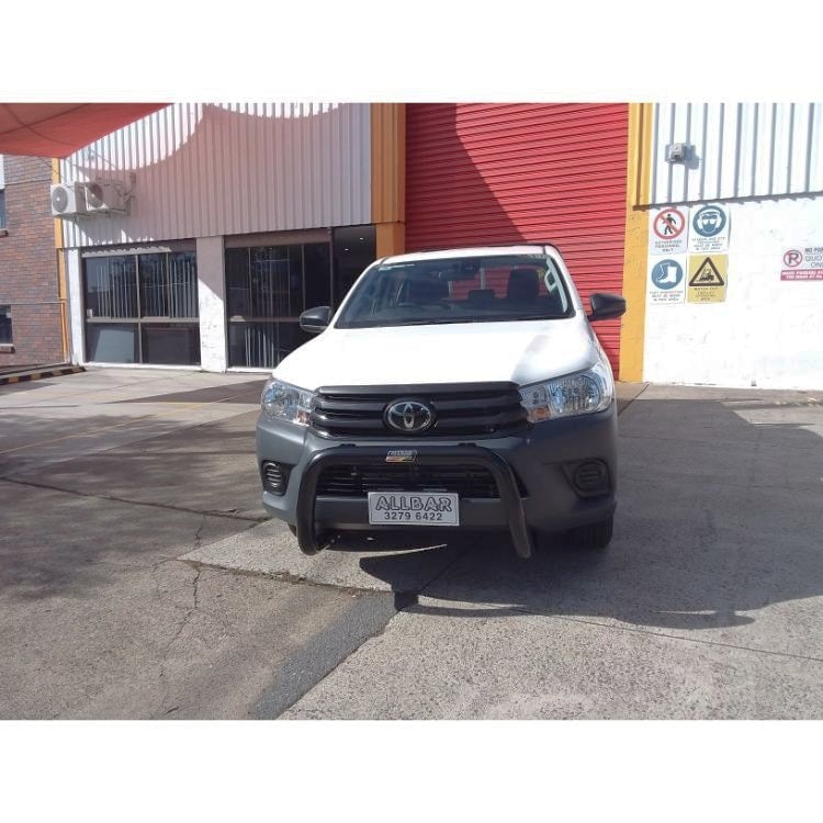 9._Black_Nudgebar_suitable_for_use_with_2022_Toyota_Hilux_SR.jpg