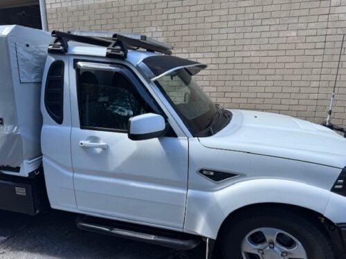Mahindra Pik-Up 2012 onwards Mesh Windscreen Sunvisor - Image 5